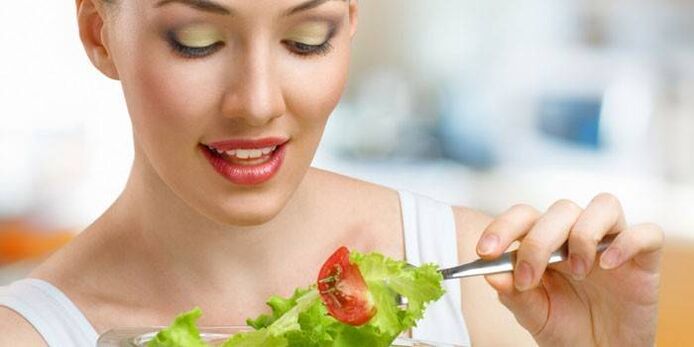 אכילת סלט ירקות לירידה במשקל