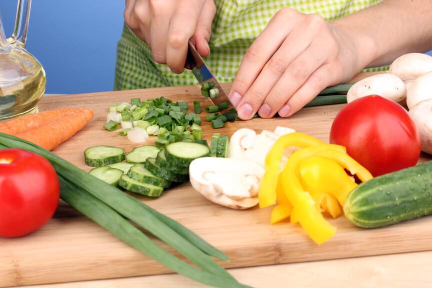 הכנת סלט ירקות לשלב הקרוז של דיאטת דוקאן