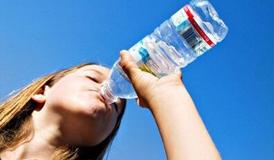 שתיית דיאטה במשך חודש לירידה במשקל